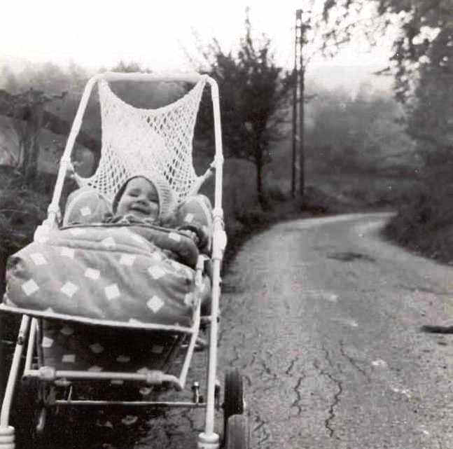 8-Elisa im Kinderwagen-1986-1.jpg (35633 Byte)